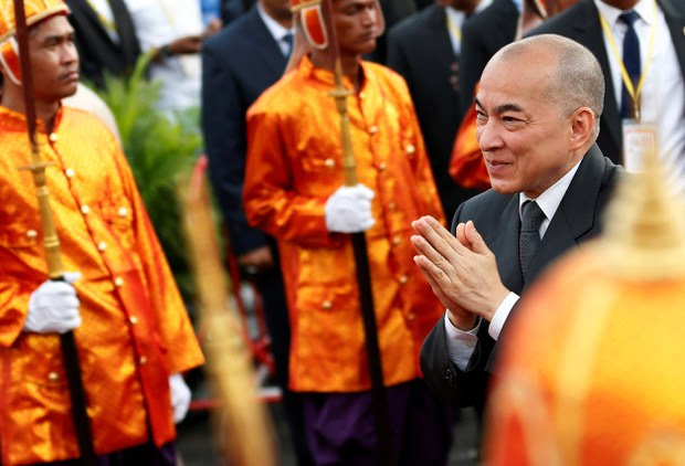 Cambodia's King Norodom Sihamoni greets people during the annual Water Festival on the Tonle Sap river in Phnom Penh, Cambodia, Nov. 10, 2019. Reuters
